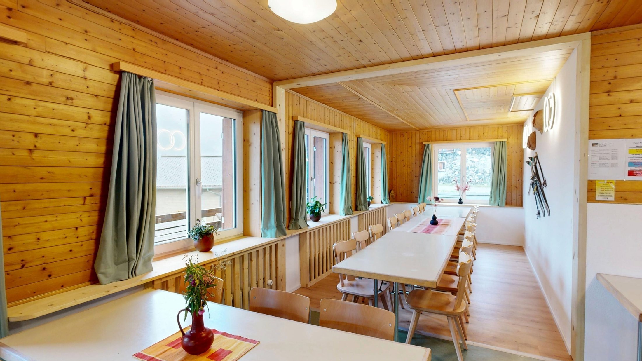 Heller Aufenthaltsraum mit langem Tisch