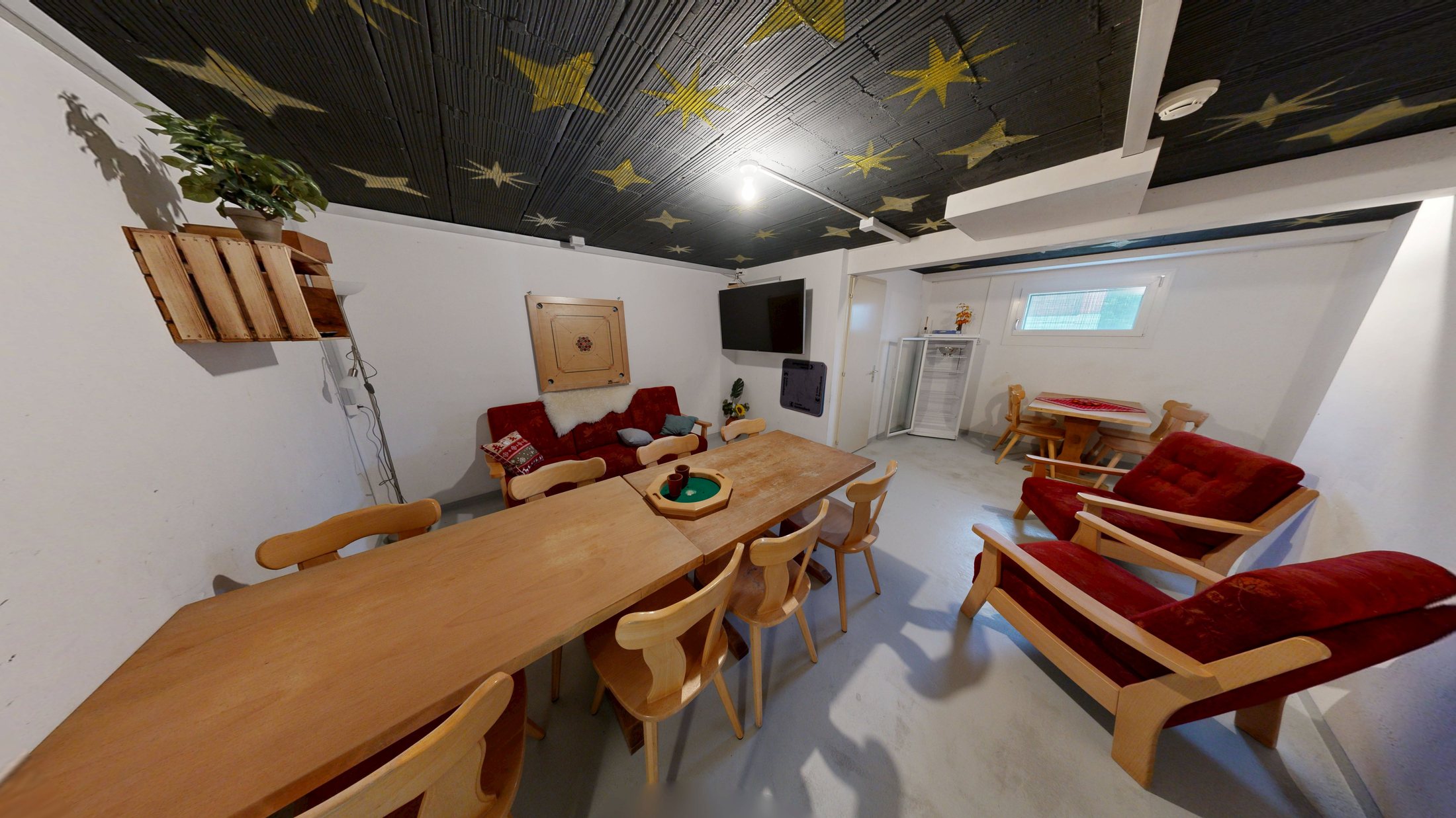 Aufenthaltszimmer mit Bar und Sternenhimmel im Untergeschoss