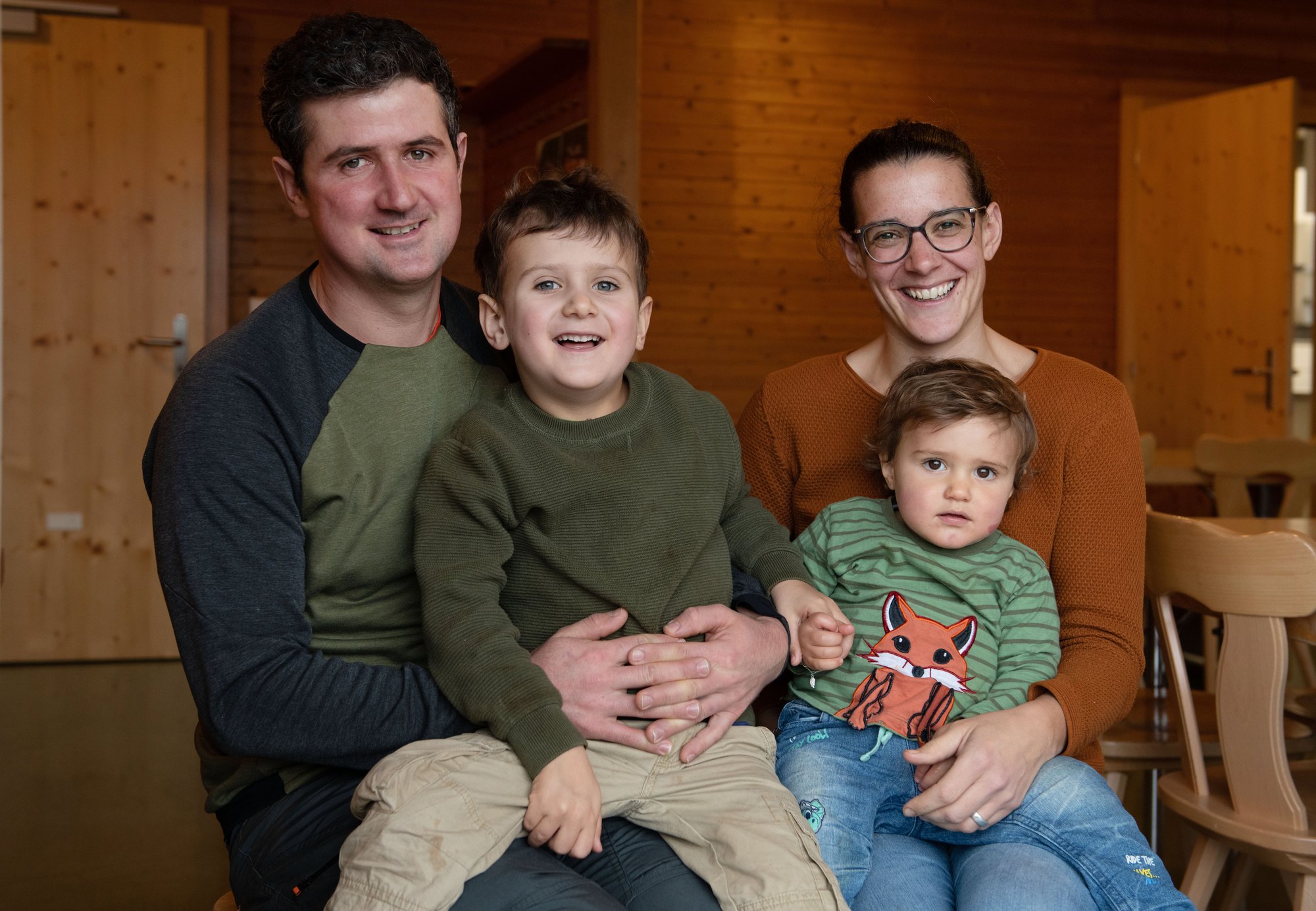Beni und Sandra Rhyner mit ihren Söhnen Luis und Pius