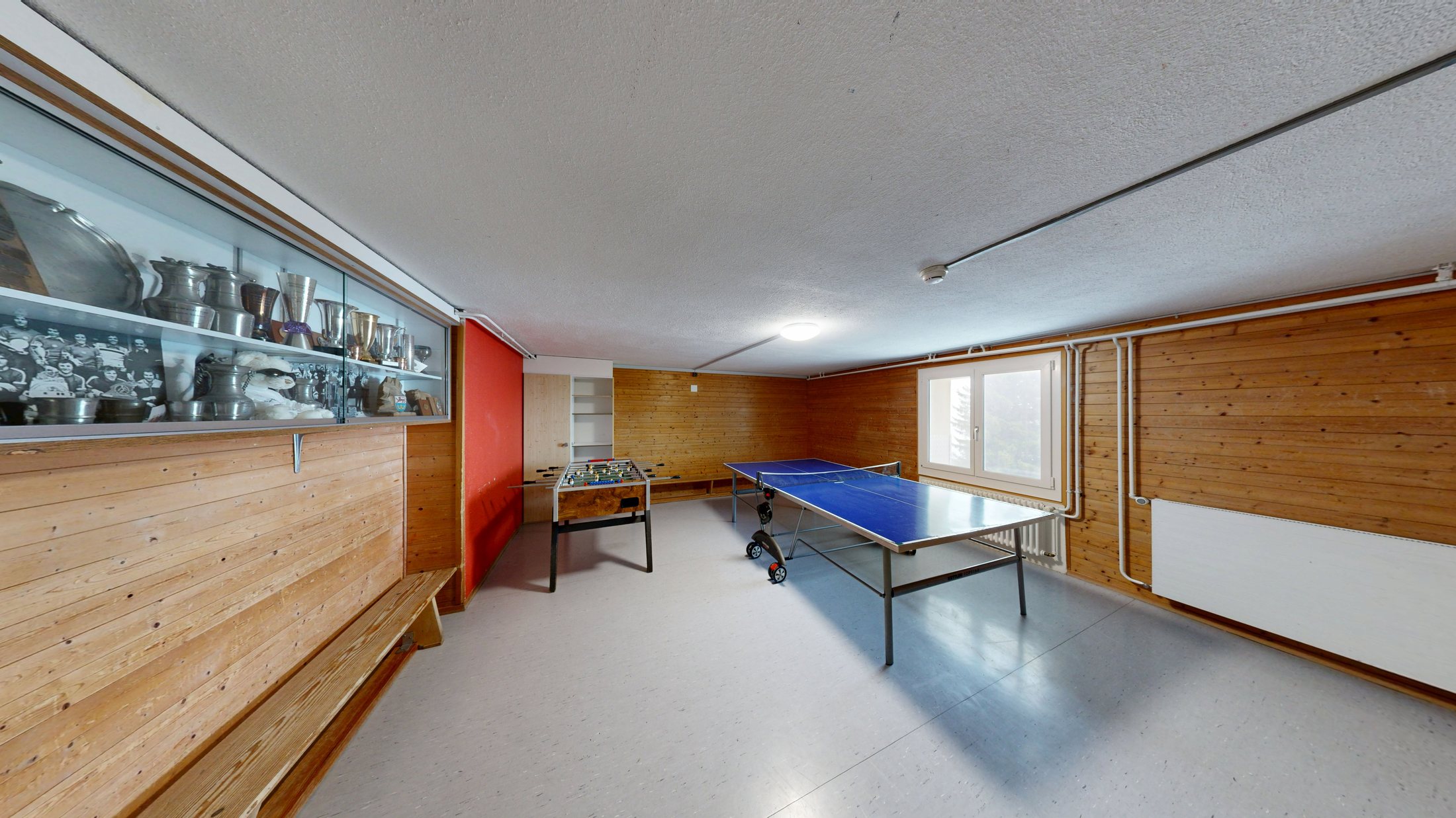 Spielzimmer mit Tischtennis und Tischfussball