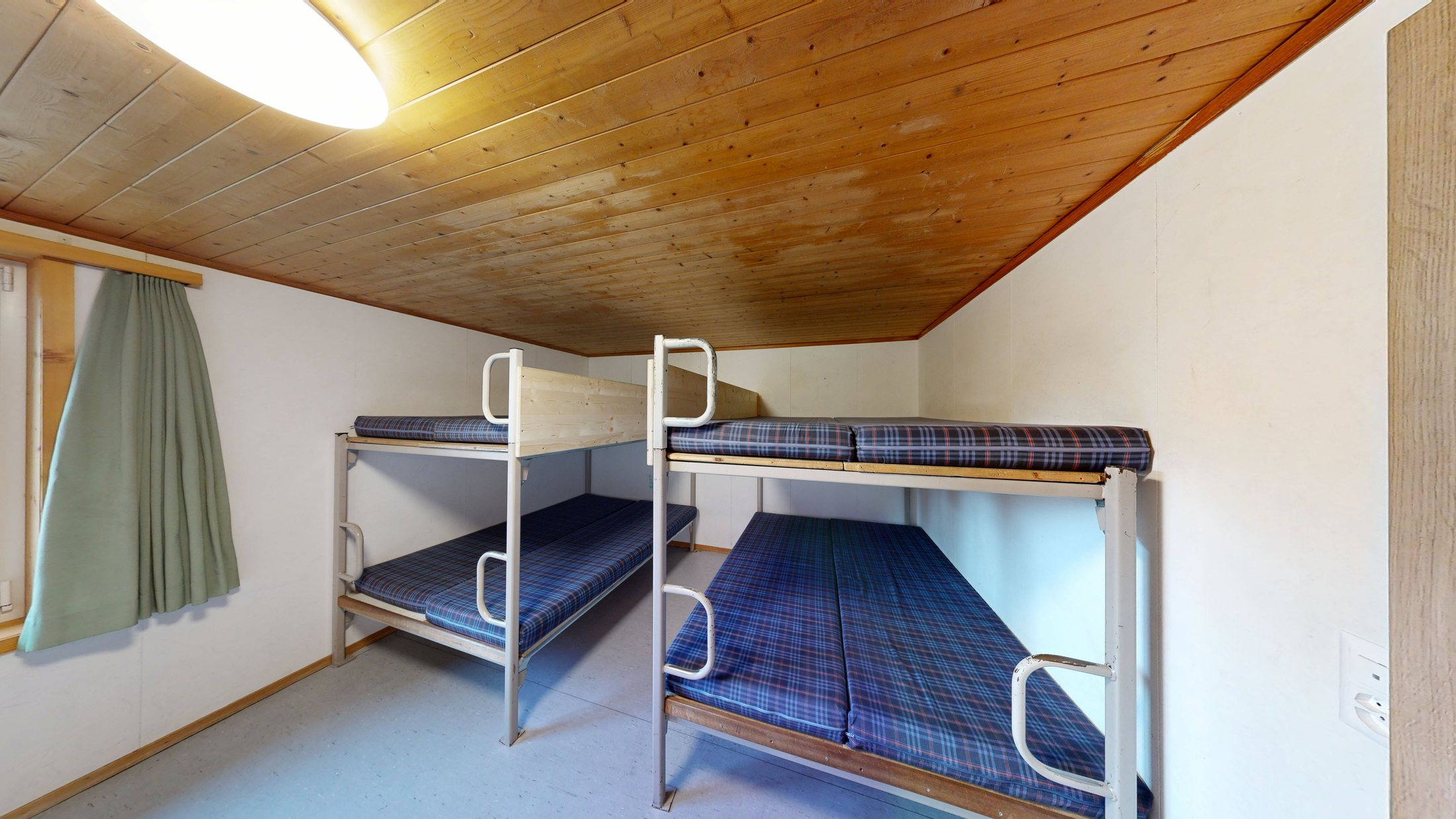 Kleines Zimmer mit zwei Stockbetten