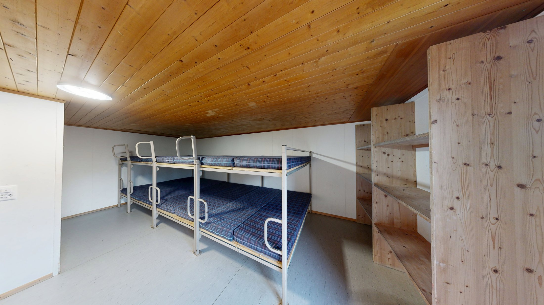 Lagerzimmer mit Stockbetten im Obergeschoss
